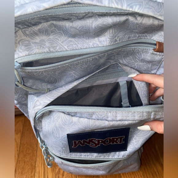 JanSport Bookbag/Backpack Lightly Used - Picture 4 of 7